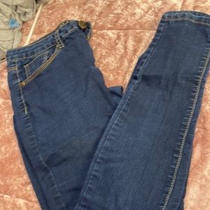 Dark wash mid-rise jagging